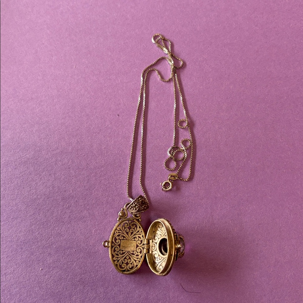Elegant Sterling Pendant Necklace with Iridescent Stone - Picture 3 of 3